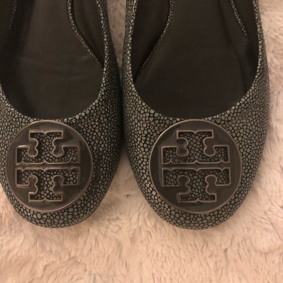 Tory Burch Revas. So 8 in the stingray collection - Picture 2 of 5